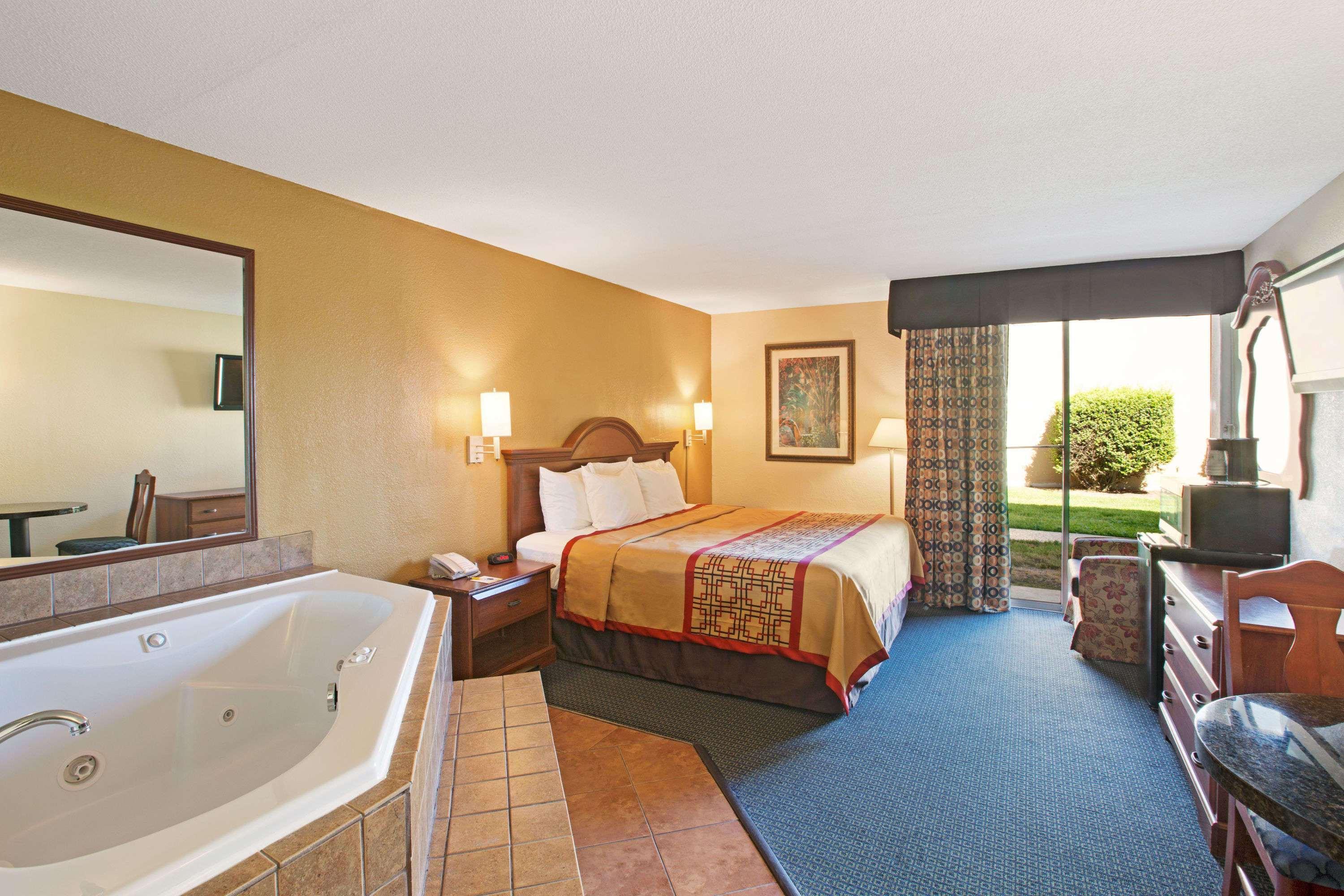 Days Inn By Wyndham Charlotte/Woodlawn Near Carowinds Esterno foto