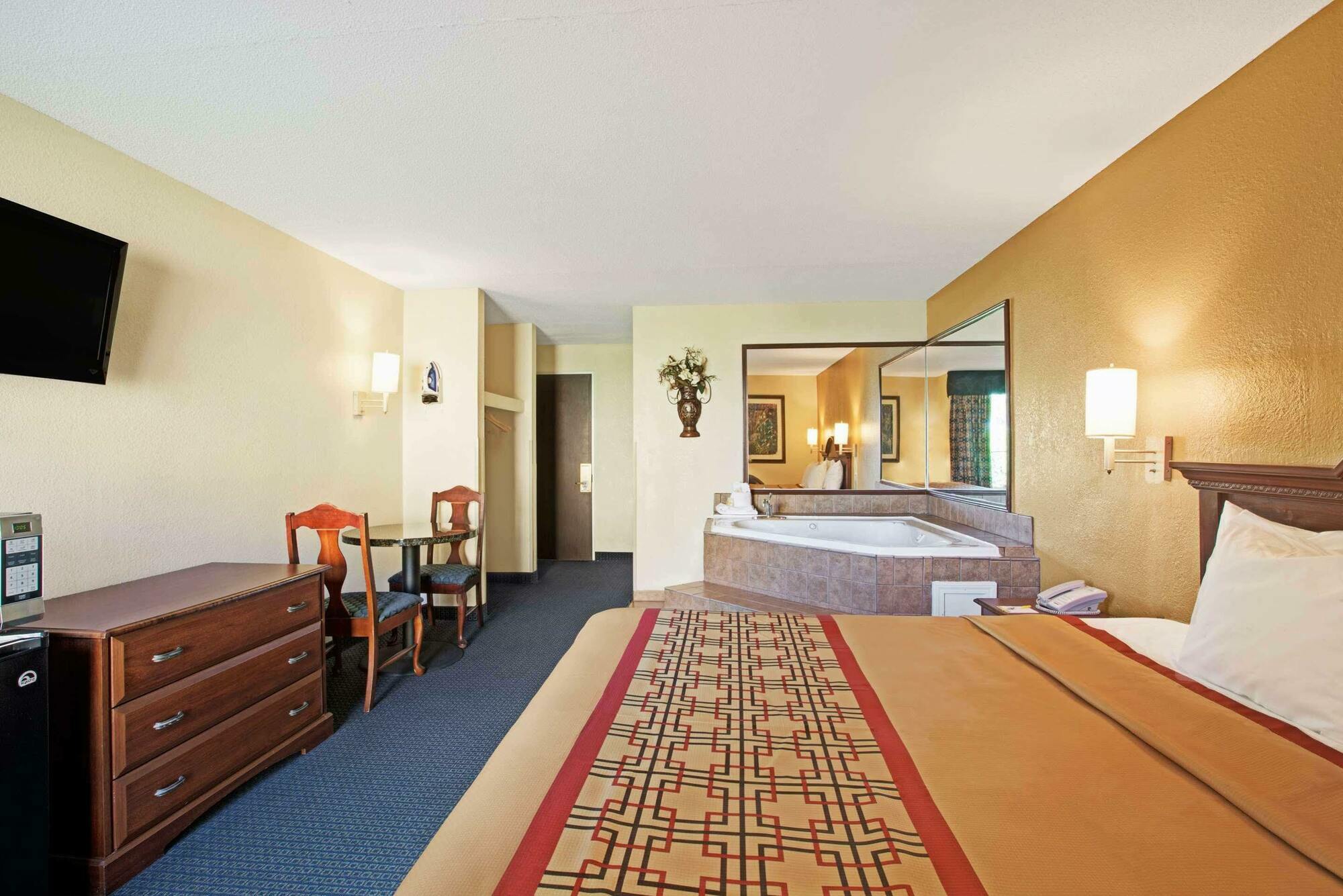 Days Inn By Wyndham Charlotte/Woodlawn Near Carowinds Esterno foto